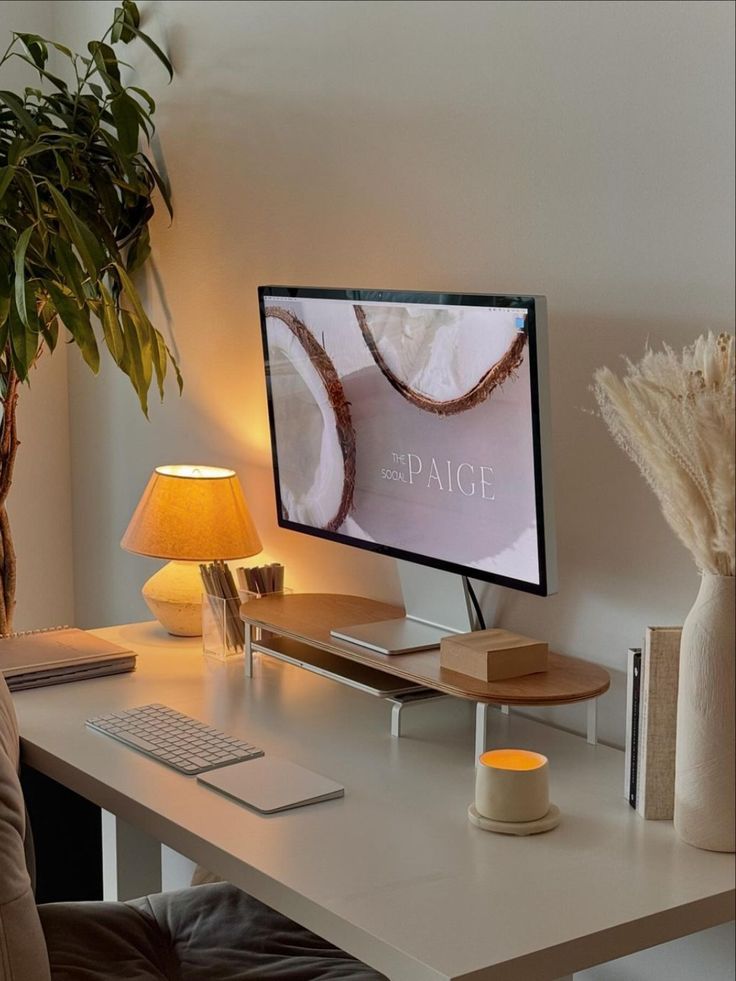 Escritorio minimalista con planta verde